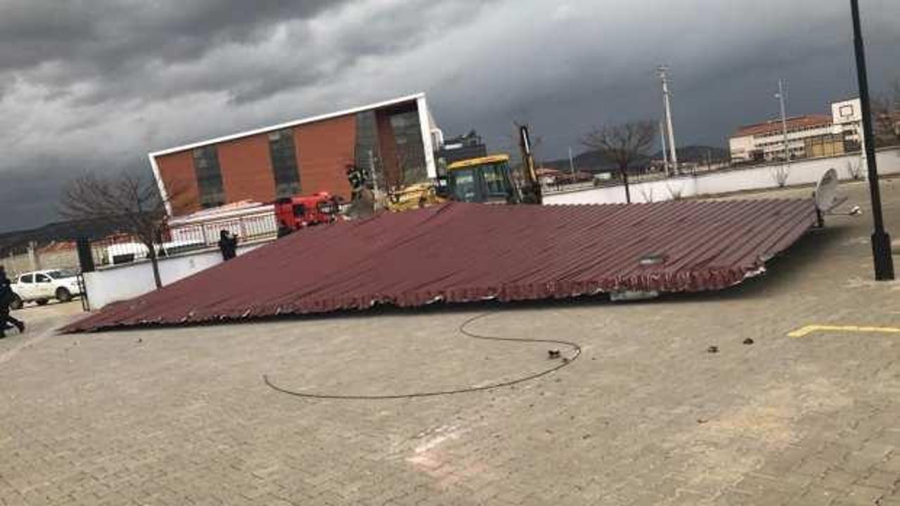 Okul kantinin uçan çatısı öğrenciyi yaraladı
