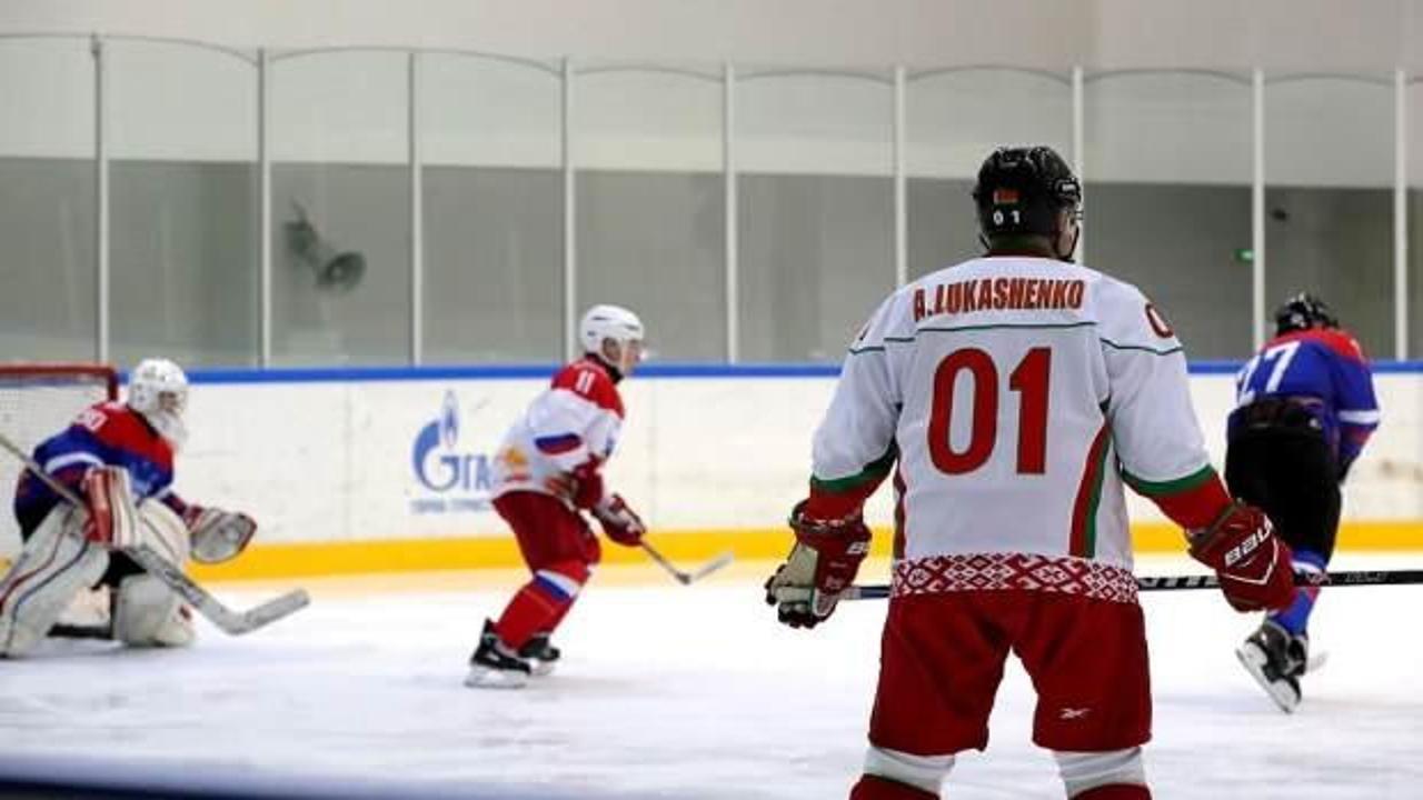 Putin ve Lukaşenko buz hokeyi oynadı