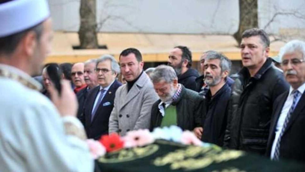 Sanat&ccedil;ı Ahmet Mekin biricik eşini toprağa verdi!