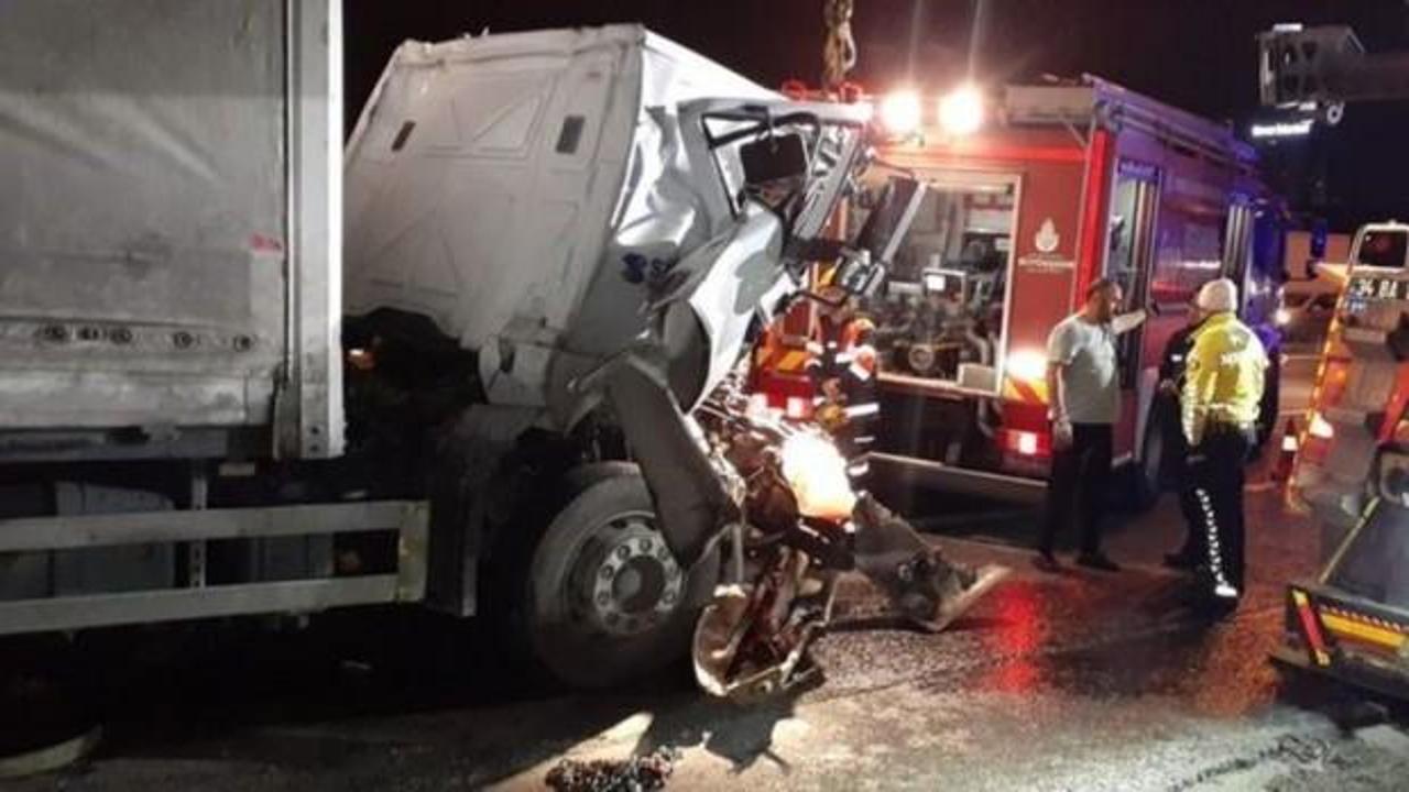 TEM'de iki kamyon çarpıştı, trafik oluştu: 1 ölü, 1 yaralı