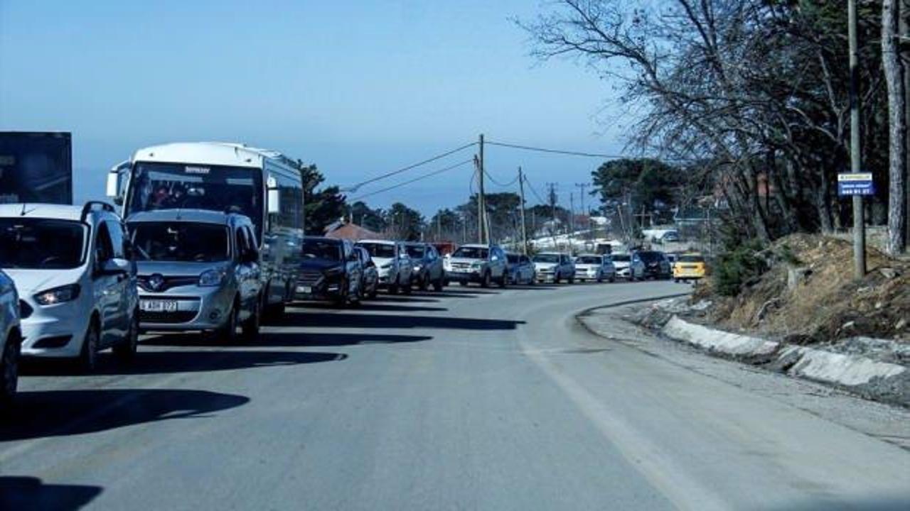 Uludağ'a araç kuyruğu şehir merkezine kadar uzadı