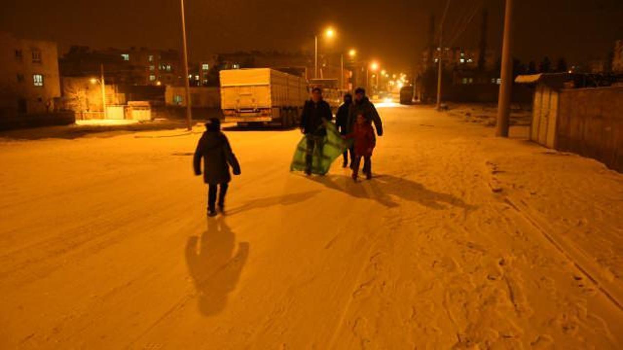6 yıl aradan sonra kar yağınca halay &ccedil;ekip oynadılar