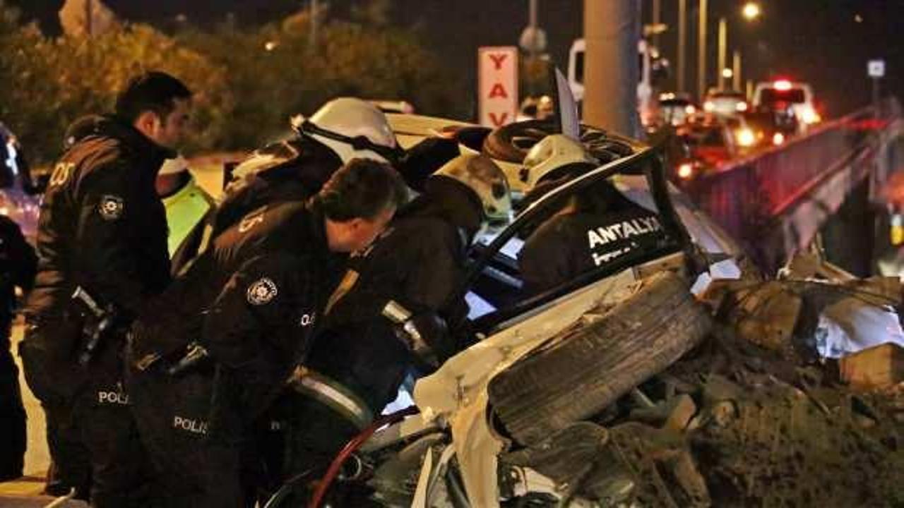 Antalya'da yeni evli çiftin kahreden trafik kazası
