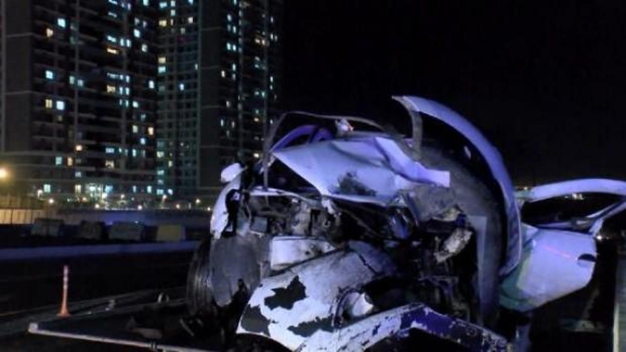 Başakşehir'de 2 otomobil kafa kafaya &ccedil;arpıştı: 8 yaralı