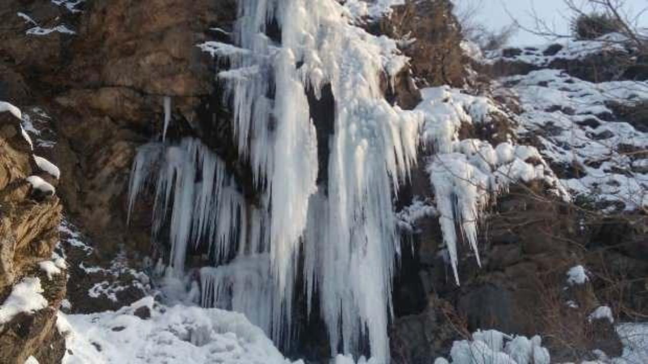 Buz sarkıtları 20 metreyi aştı