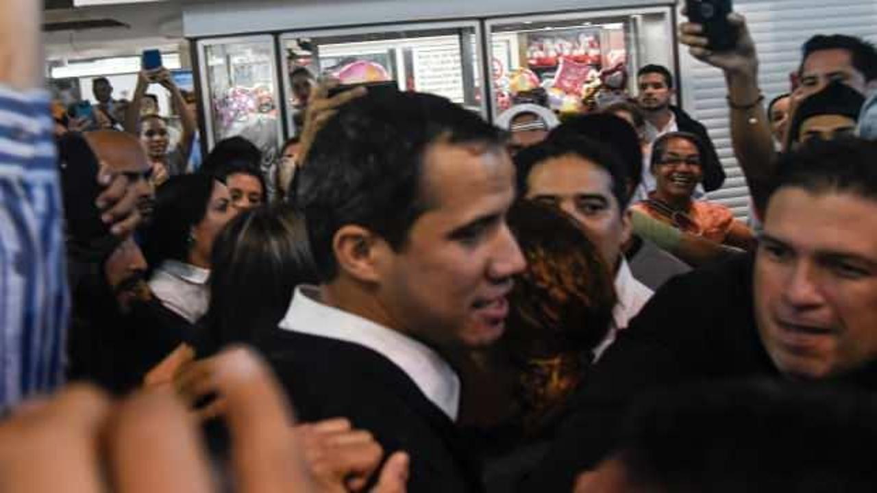 Darbeci Guaido'ya havalimanında yoğun tepki