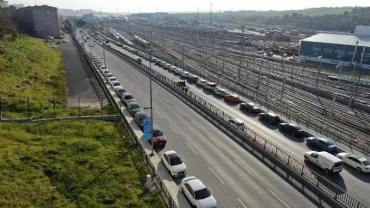 Halkalı Marmaray İstasyonu çevresine park eden yüzlerce araç havadan fotoğraflandı