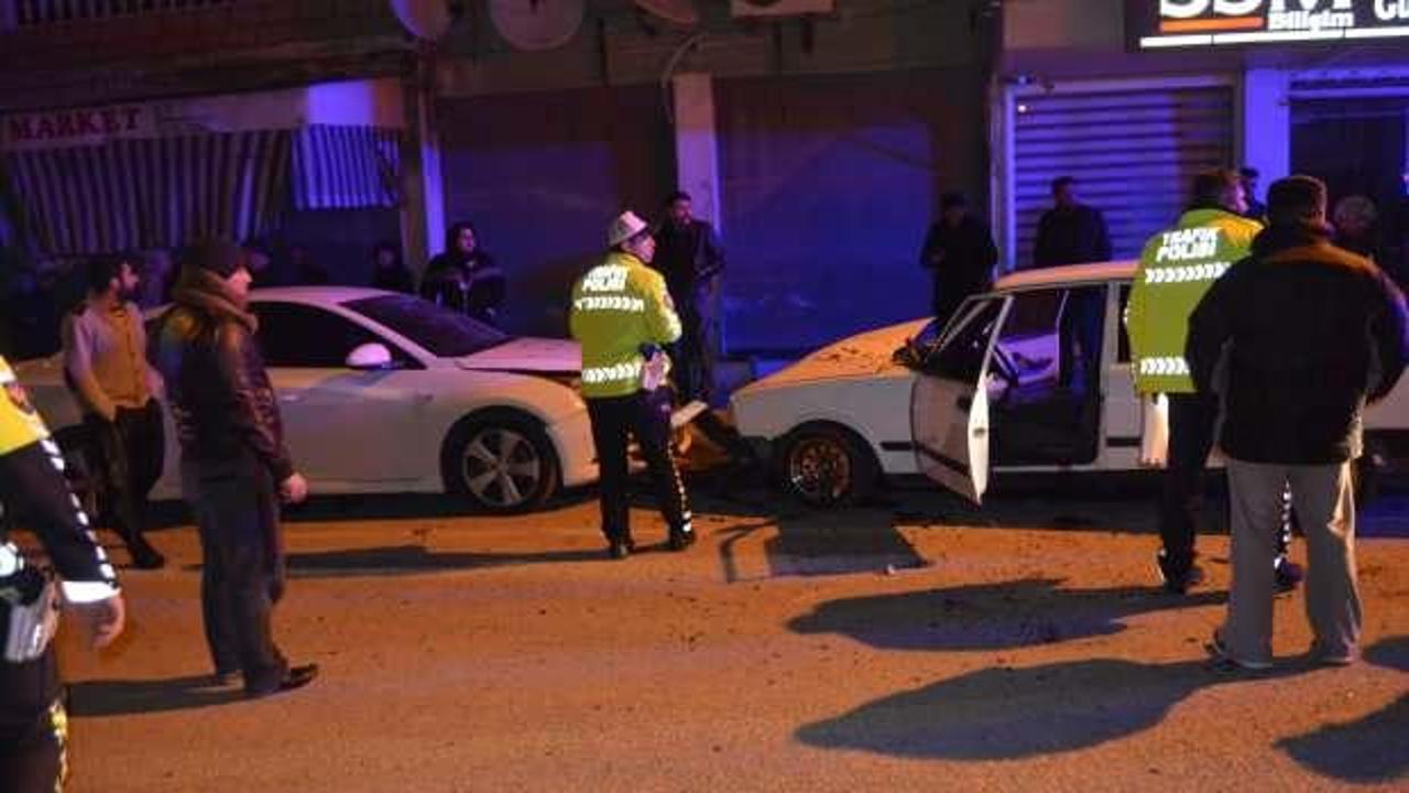 Osmaniye'de bir araç park halindeki otomobile çarptı: 2 yaralı