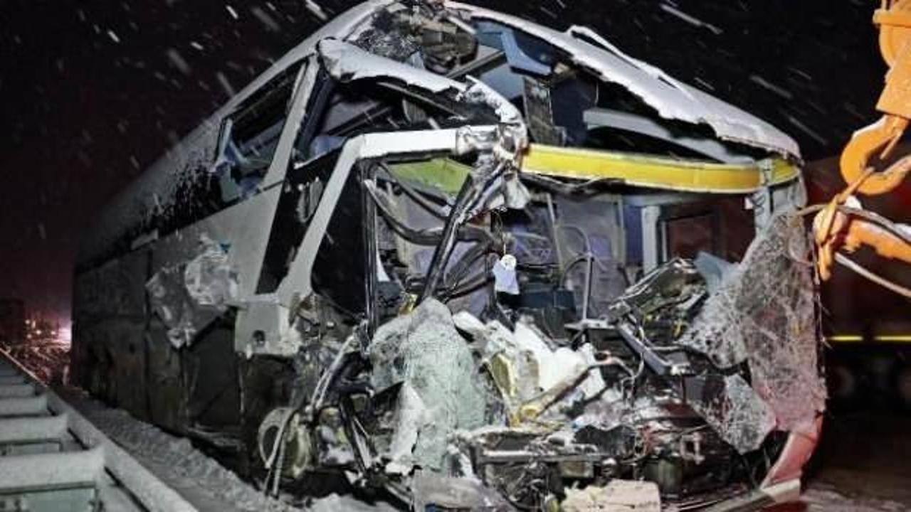 Yolcu otobüsü TIR'a çarptı: 1 ölü 1 yaralı