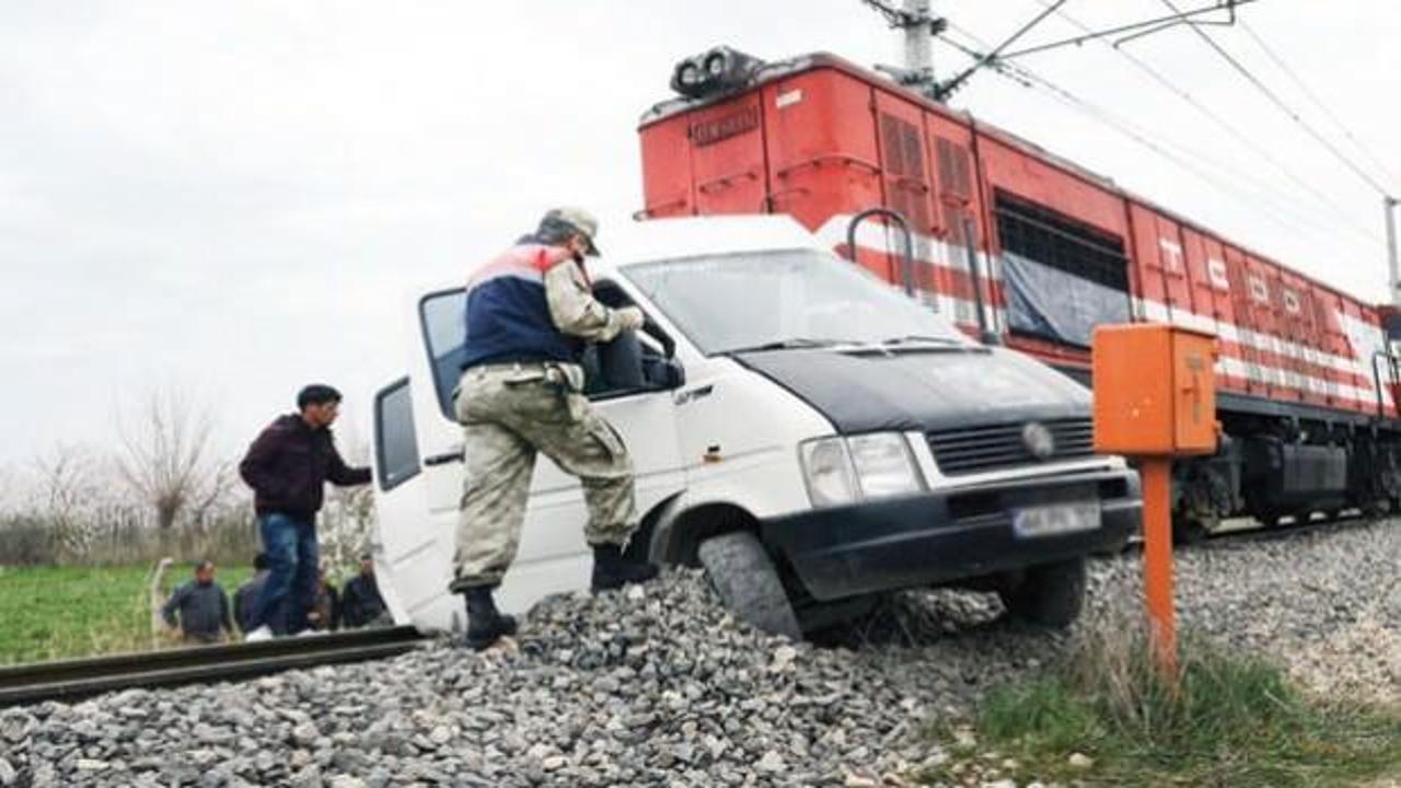 Yük treni kamyonete çarptı: 1 ölü