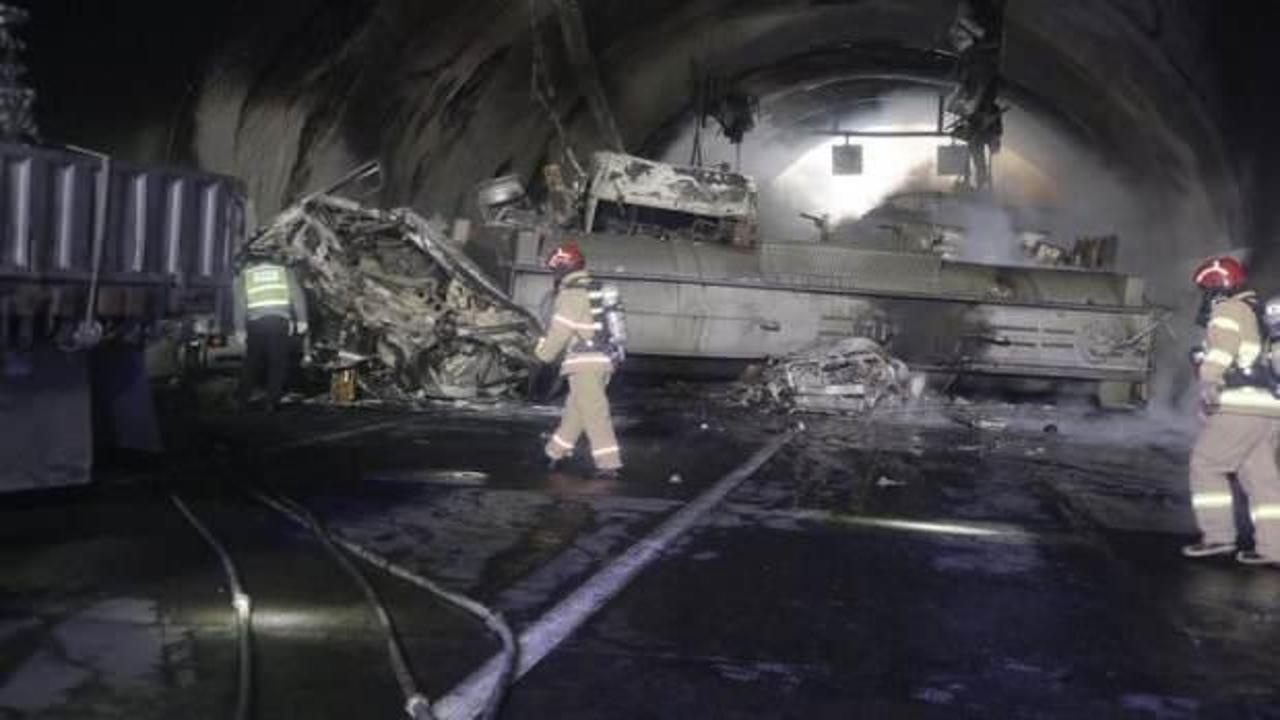 Asit yüklü tır kaza yapan araçlara çarptı, yangın çıktı: 3 ölü 43 yaralı
