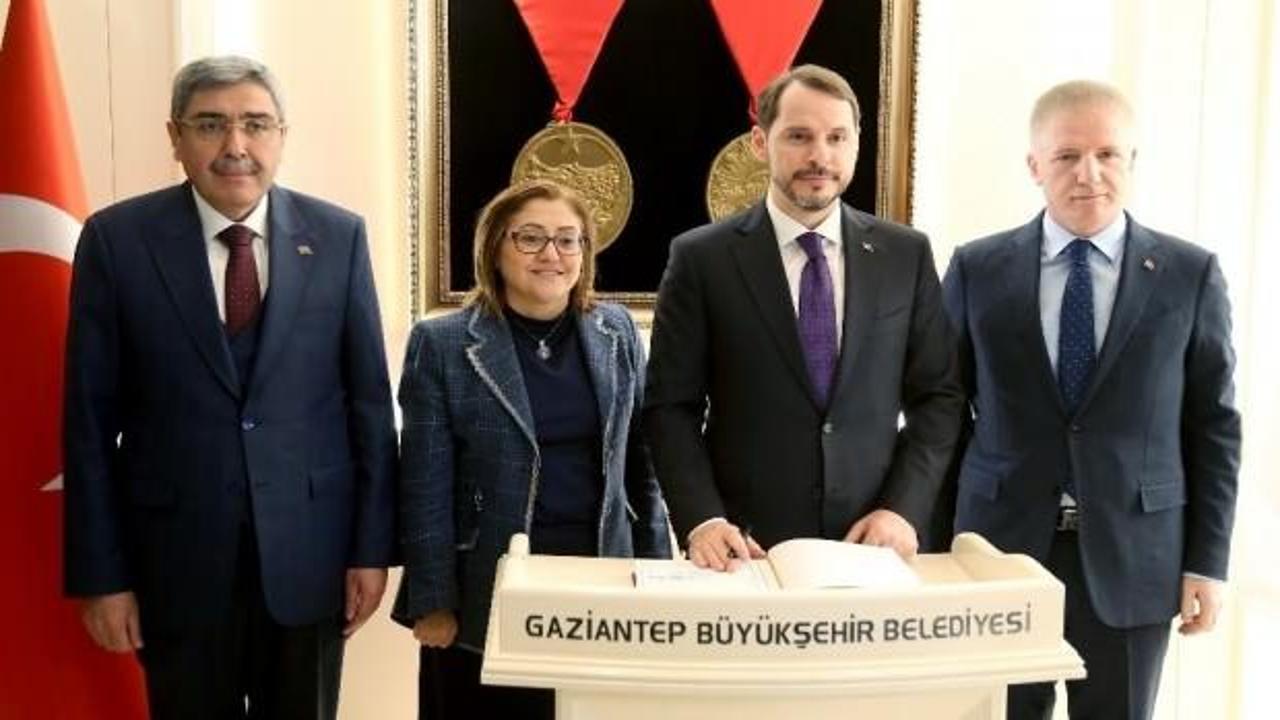 Bakan Albayrak Fatma Şahin&rsquo;i ziyaret etti