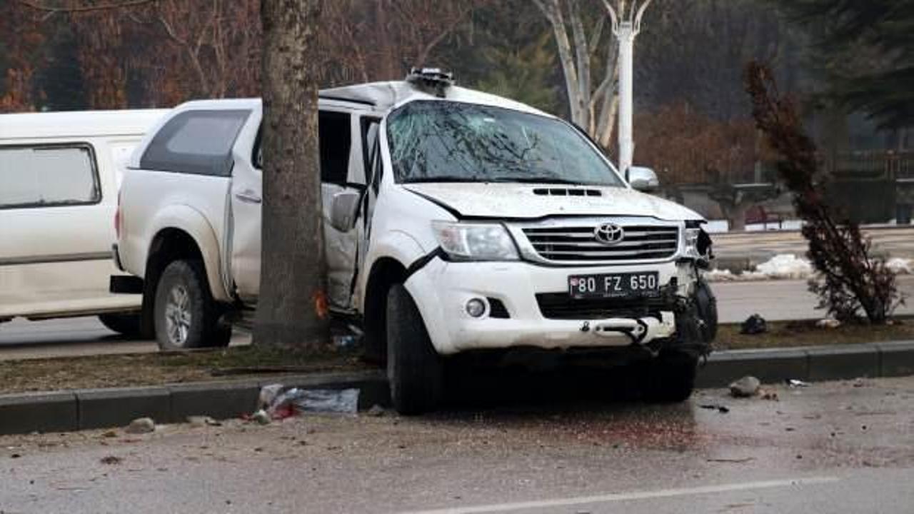 Elazığ'da AFAD aracı ağaca çarptı: 3 yaralı
