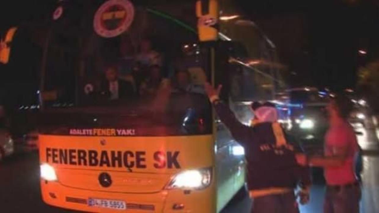 Fenerbahçeli taraftarlar  takım otobüsüne saldırdı!
