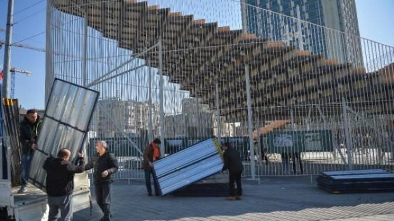İBB'nin Taksim'e kurduğu geçici sergi platformu kaldırılıyor