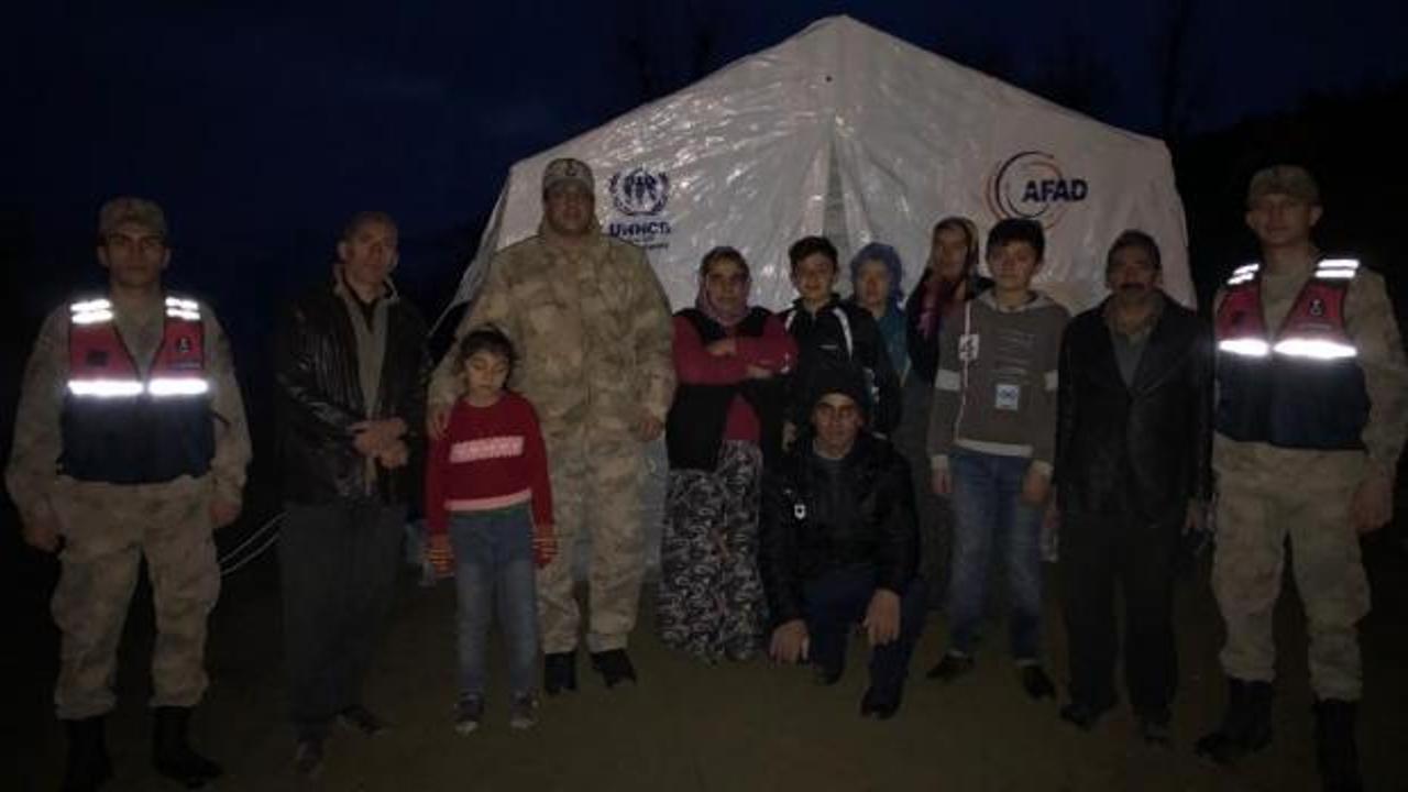 Jandarma ekiplerinden depremzedelere yardım