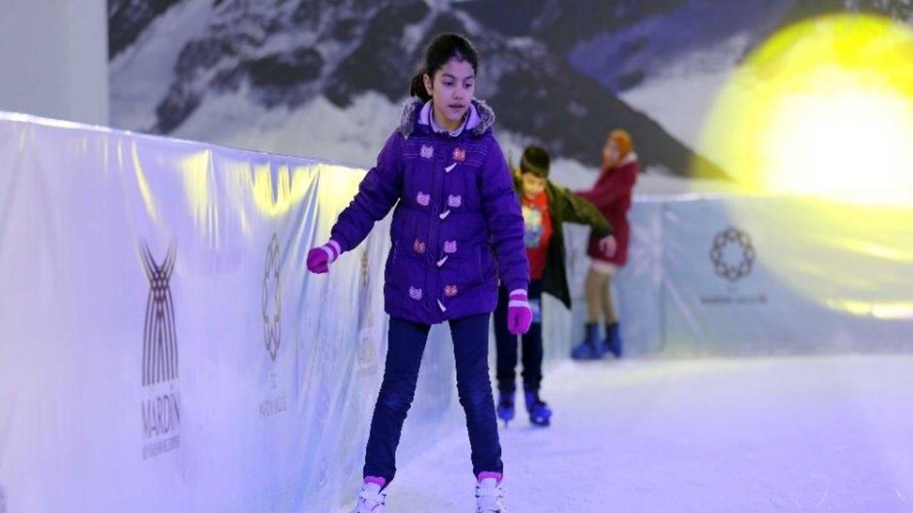 Mardin'de kurulan buz pisti bir ayda 22 bin çocuğu ağırladı