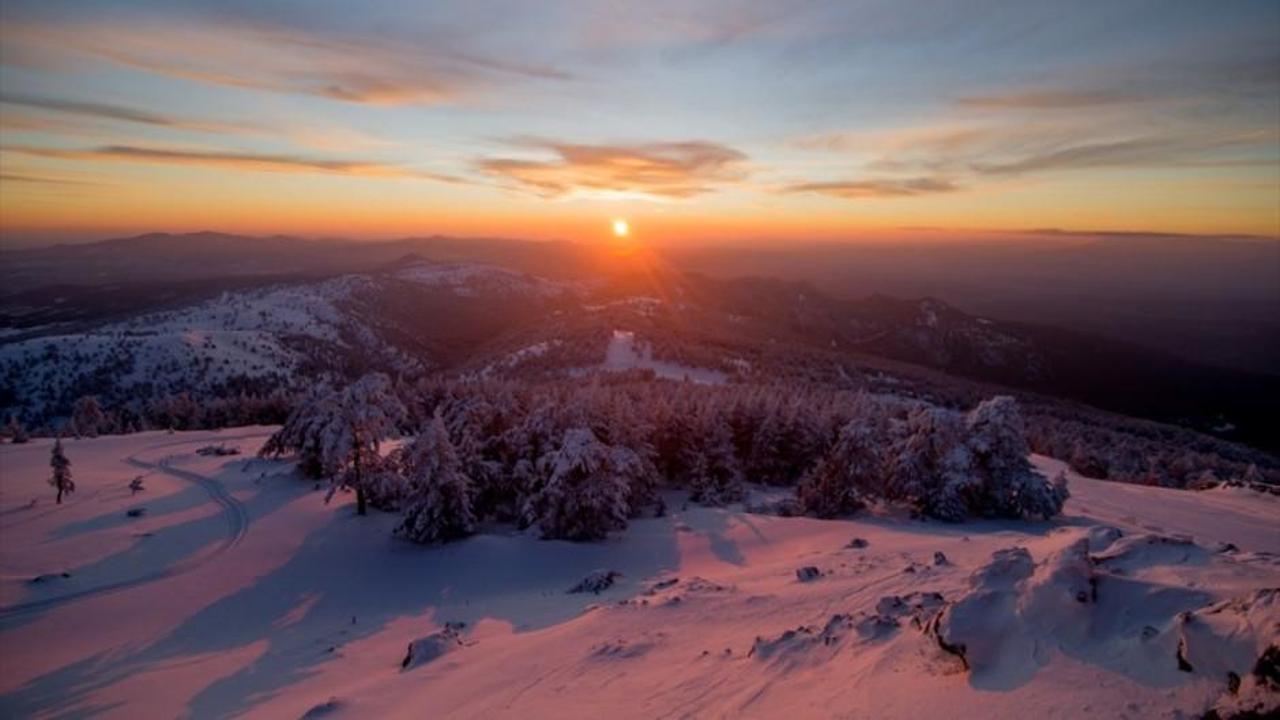 Murat Dağı termal kayak merkezinde eşsiz gün batımı manzarası