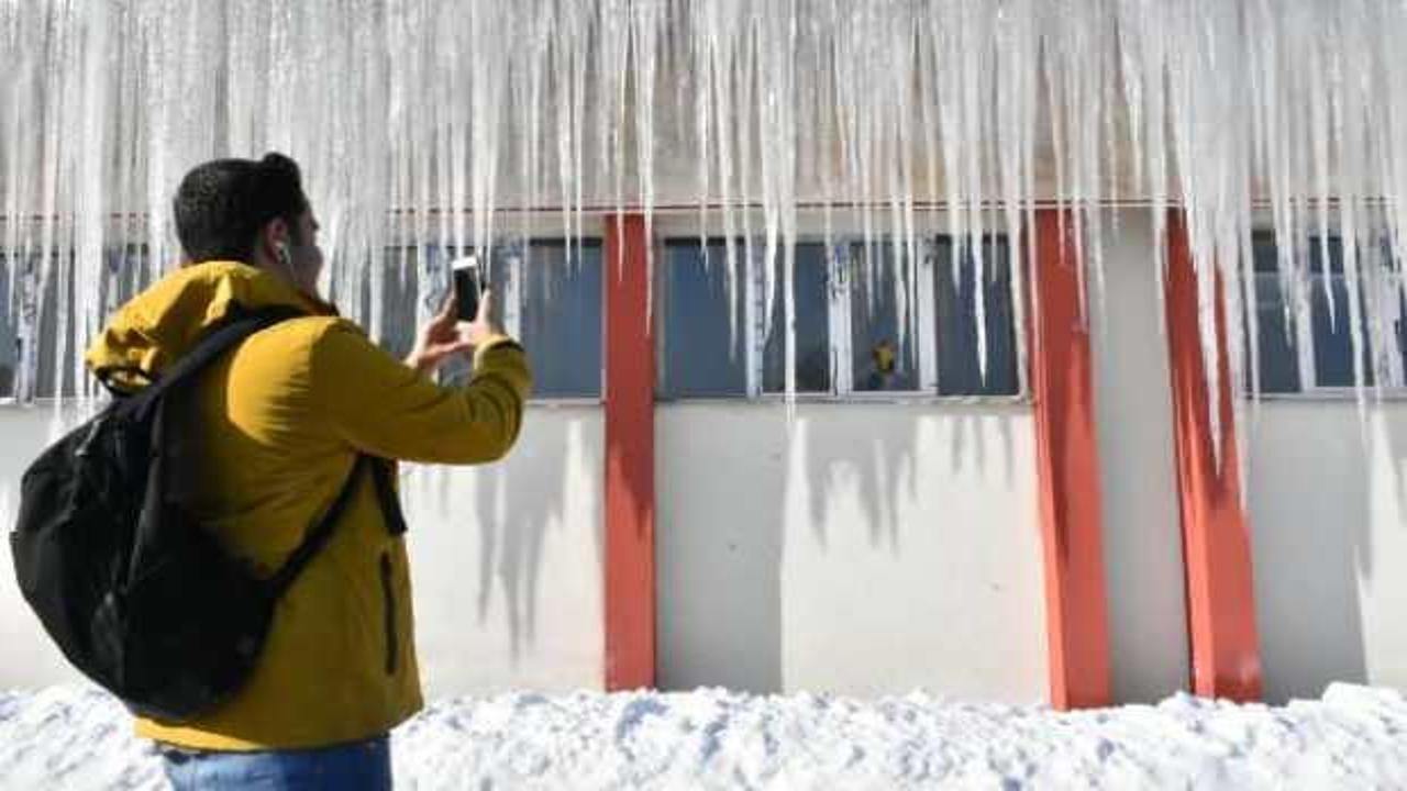 Sivas'ta 4 metrelik buz sarkıtları oluştu