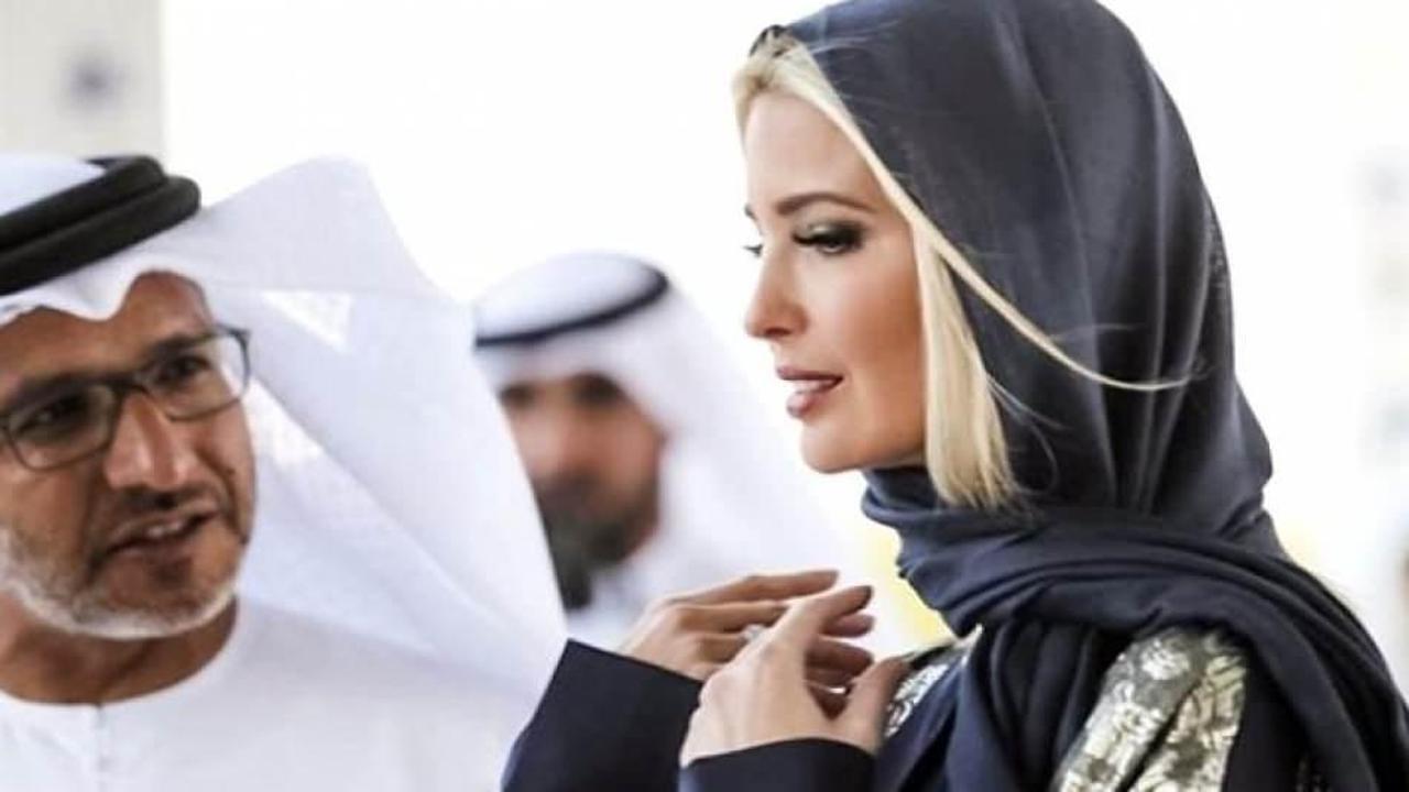 Trump'ın kızı, uzun kıyafeti ve siyah baş&ouml;rt&uuml;s&uuml;yle g&ouml;zlerden ka&ccedil;madı!