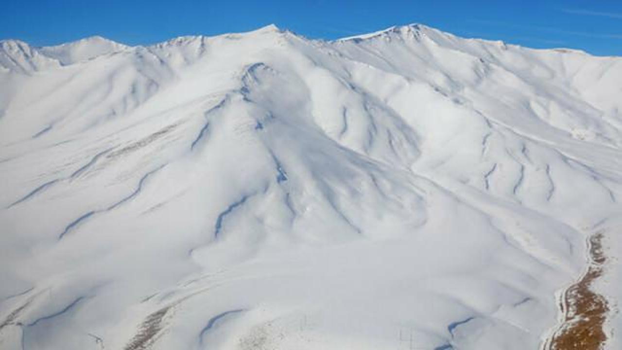 41 kişinin hayatını kaybettiği çığ bölgesindeki kar kalınlığı, kar tünelinin boyunu aştı