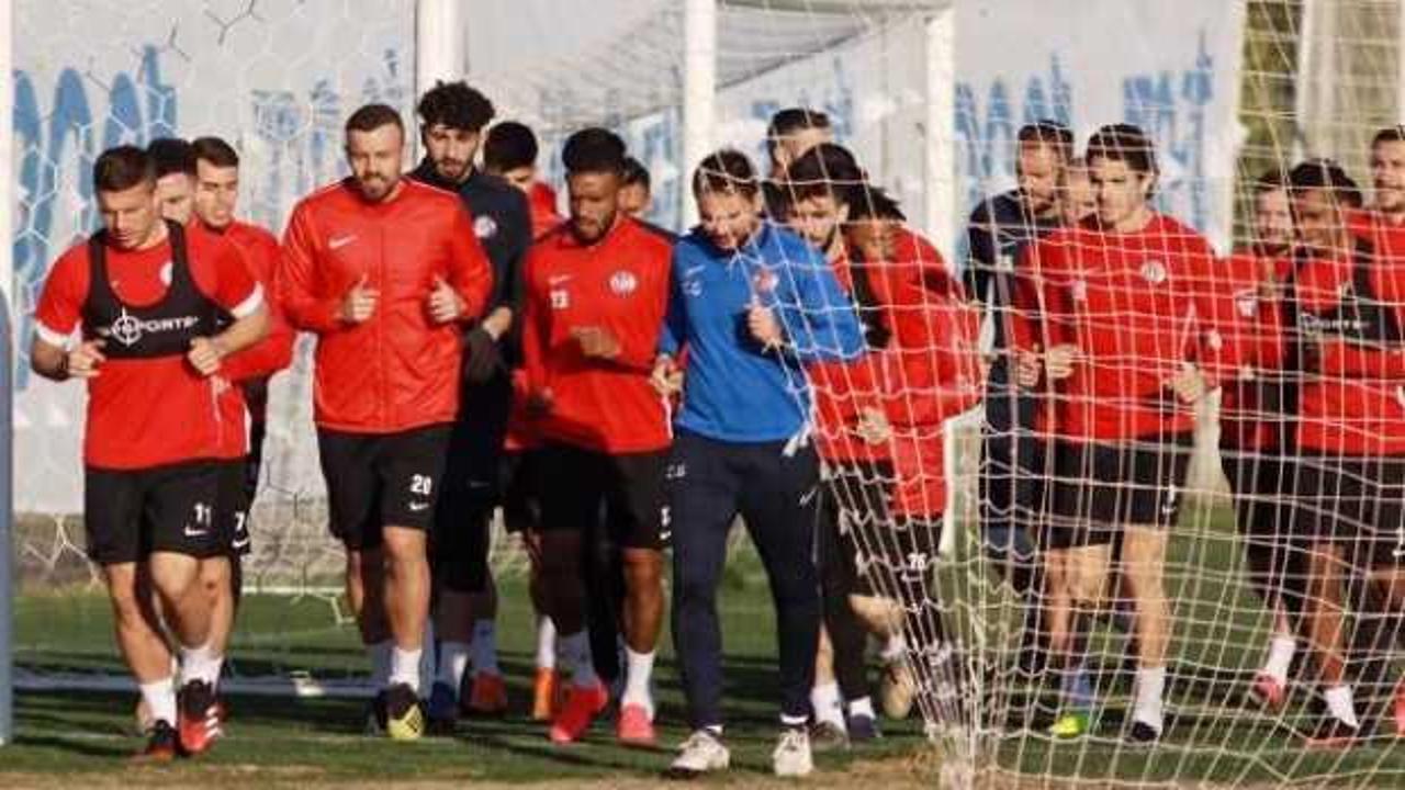 Antalyaspor'da F.Bah&ccedil;e &ouml;ncesi 5 eksik var