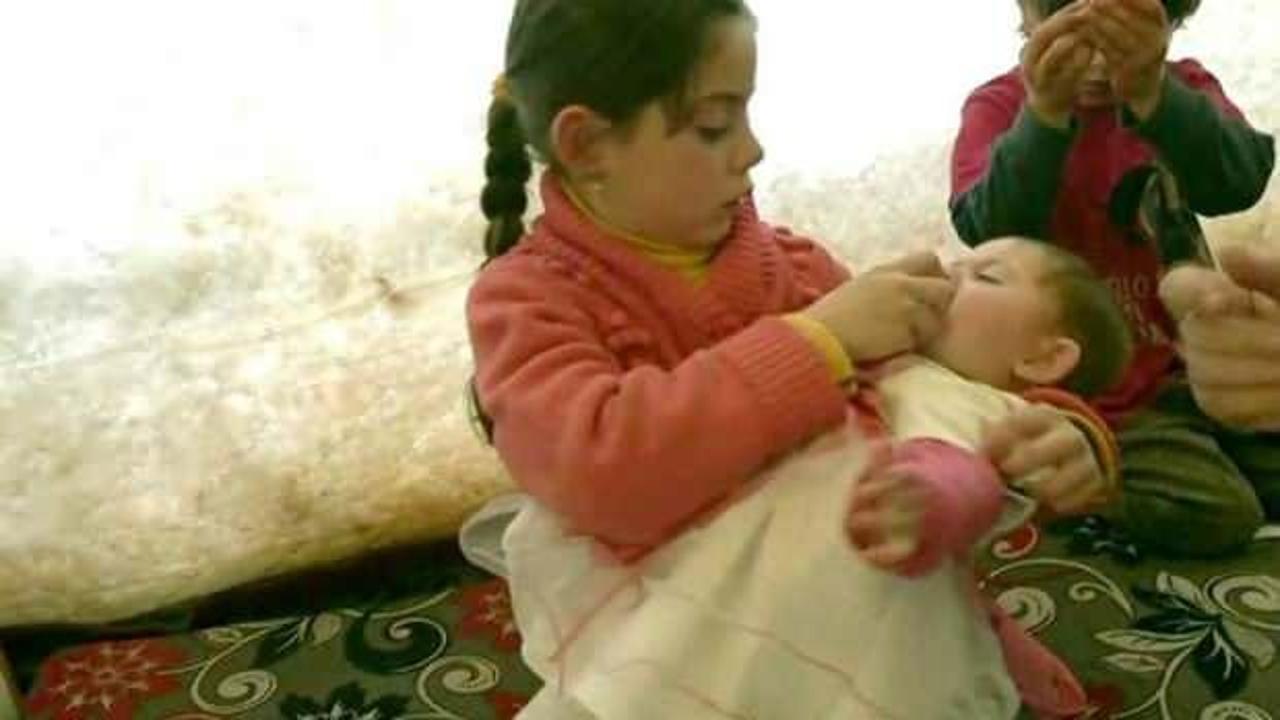 İdlibli 9 yaşındaki Esma kardeşlerine annelik yapıyor