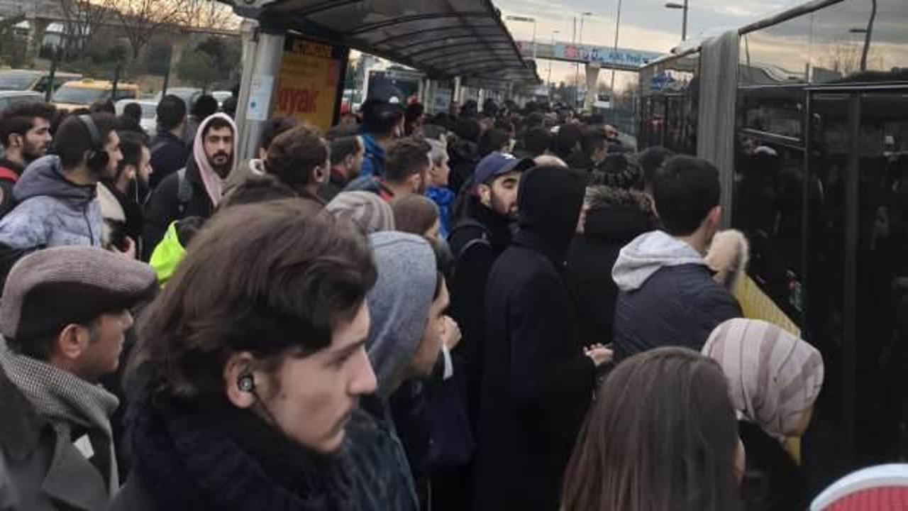 İstanbulluların metrobüs çilesi: Duraklar taştı, halk isyan etti!