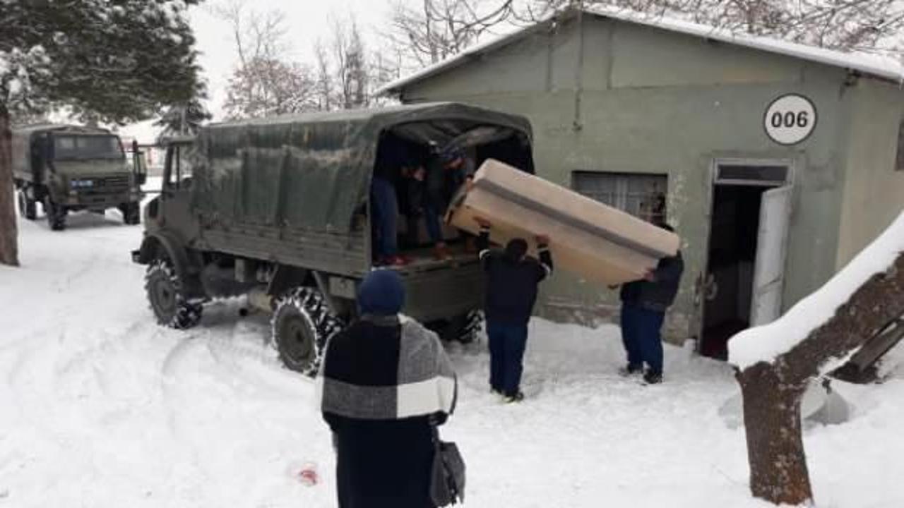 Jandarma, 706 depremzedenin evini taşıdı 