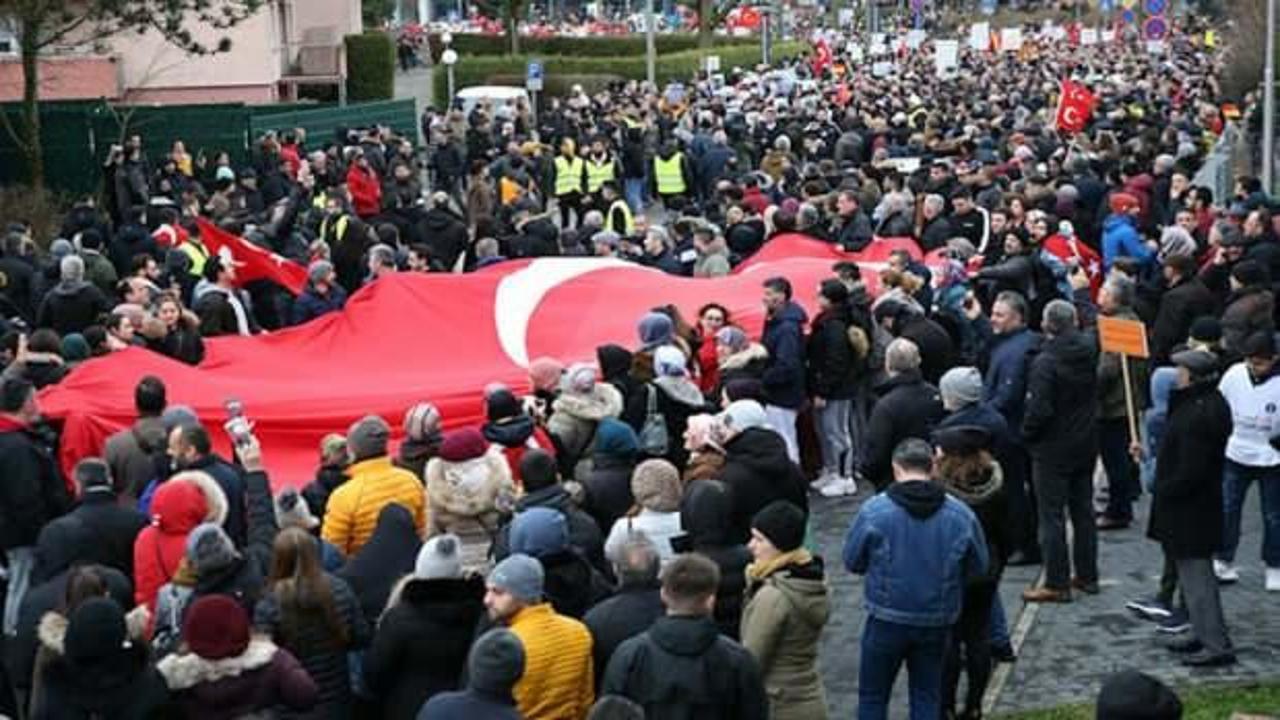Almanya'da binlerce Türk ırkçı saldırıları protesto etti