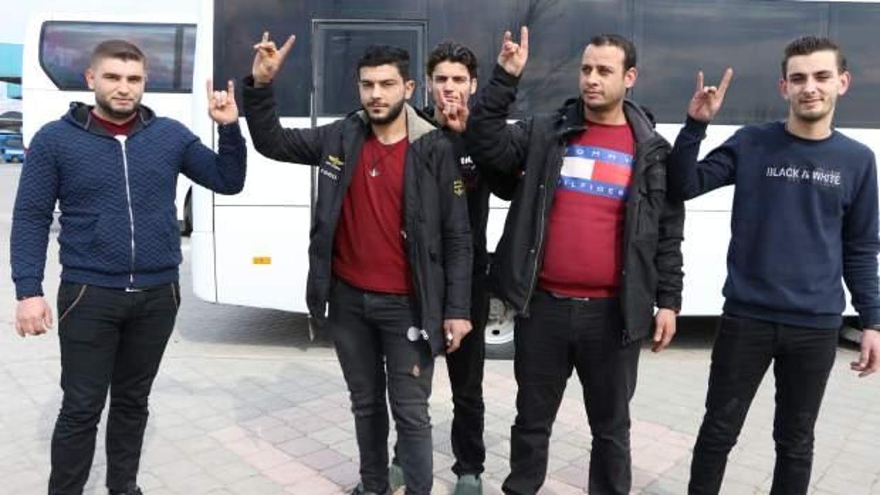 Suriyeli gençler Mehmetçiğe destek için yola çıktı!