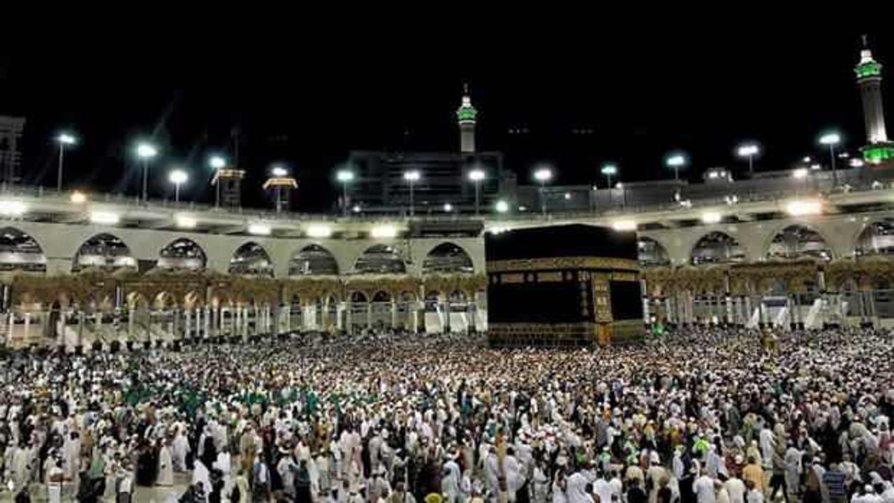 Umre ziyaretlerini durduran Suudi Arabistan'dan Mekke ve Medine yasağı