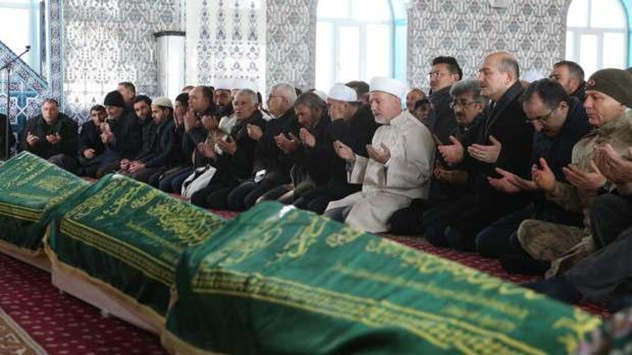 Van'da depremde hayatını kaybedenler için cenaze töreni düzenlendi