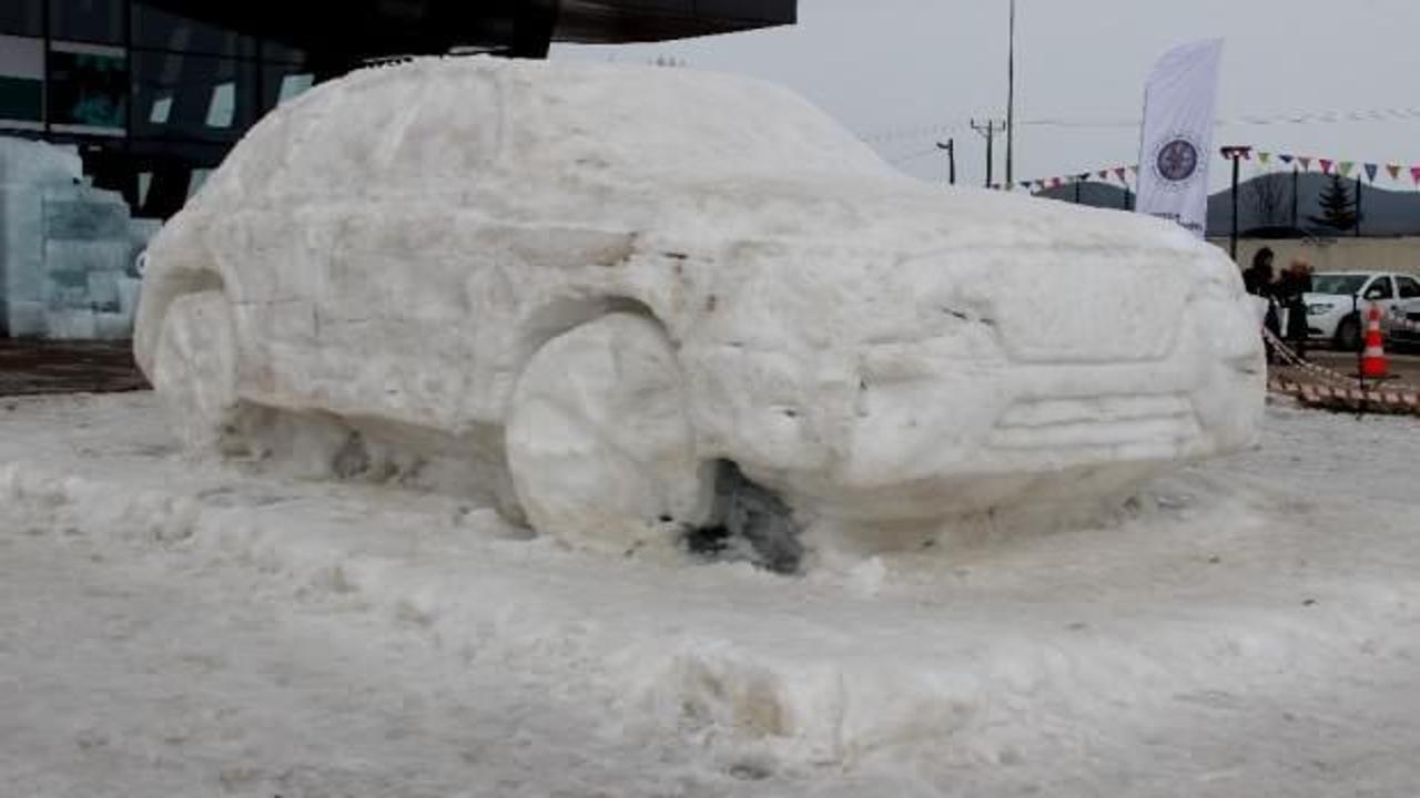 10 kamyon kar ile yerli otomobilin heykelini yaptılar