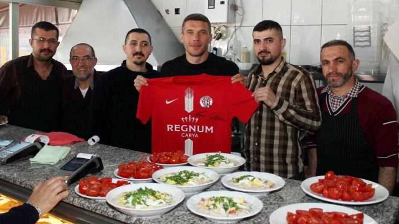 Lukas Podolski esnaf lokantasını ziyaret etti