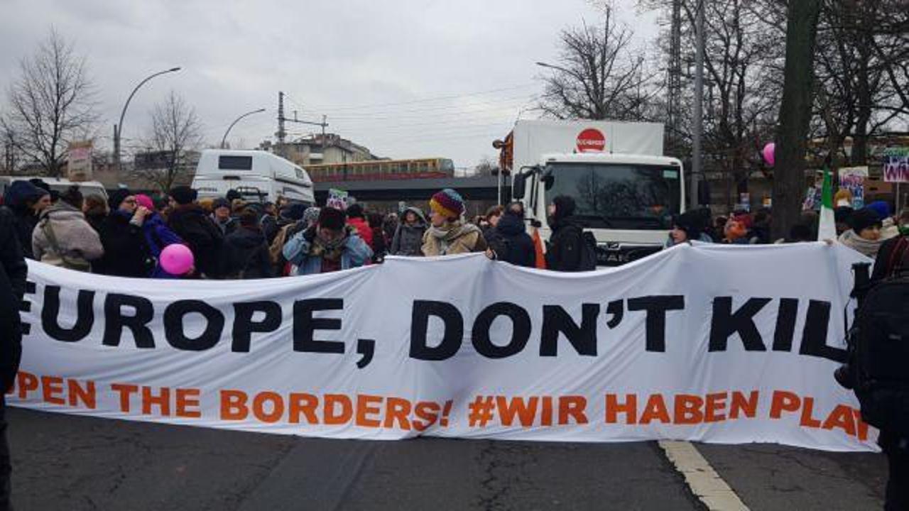 Almanya’da binlerce kişi sığınmacılar için yürüdü: Avrupa öldürme, sınırlarını aç