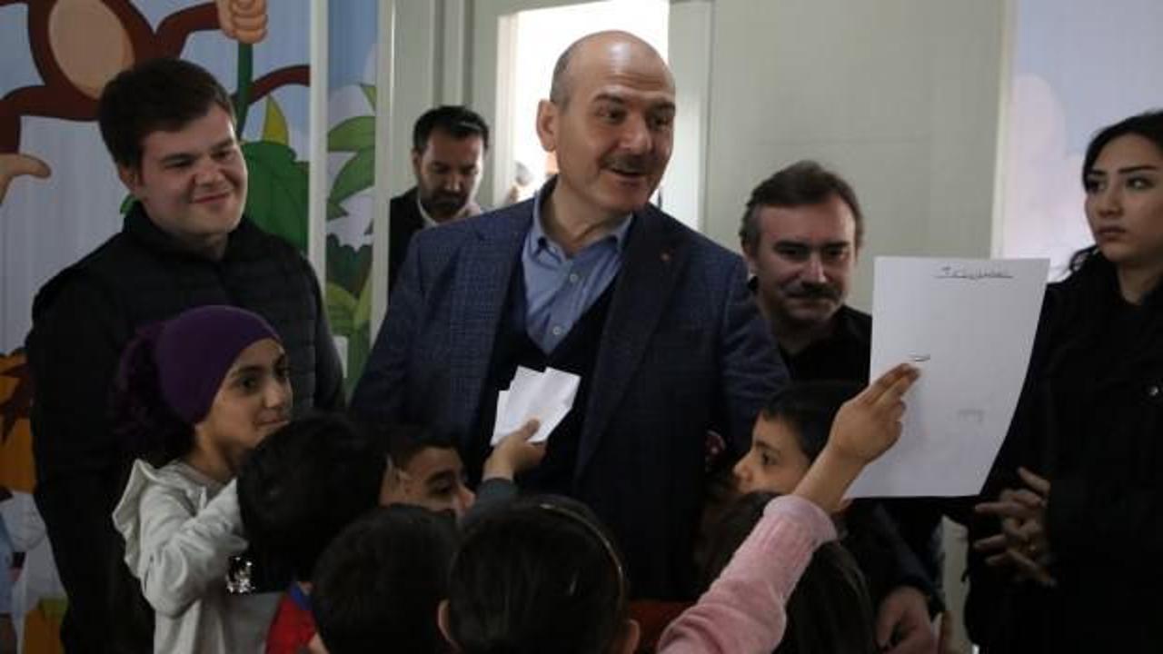 Bakan Soylu, konteyner kentte &ccedil;ocuklarla bir araya geldi