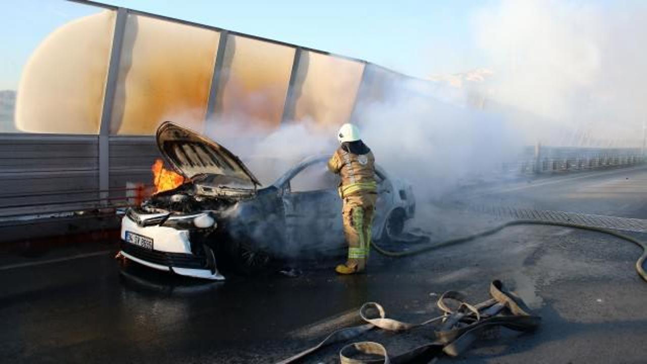 Haliç Köprüsü'nde bir otomobil alev alev yandı!