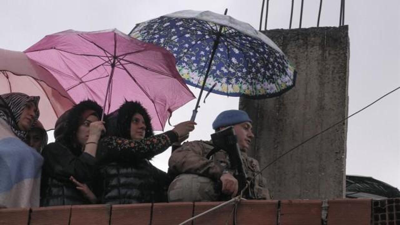Mehmetçiğe şemsiye tutmuştu: Çok gururluyum