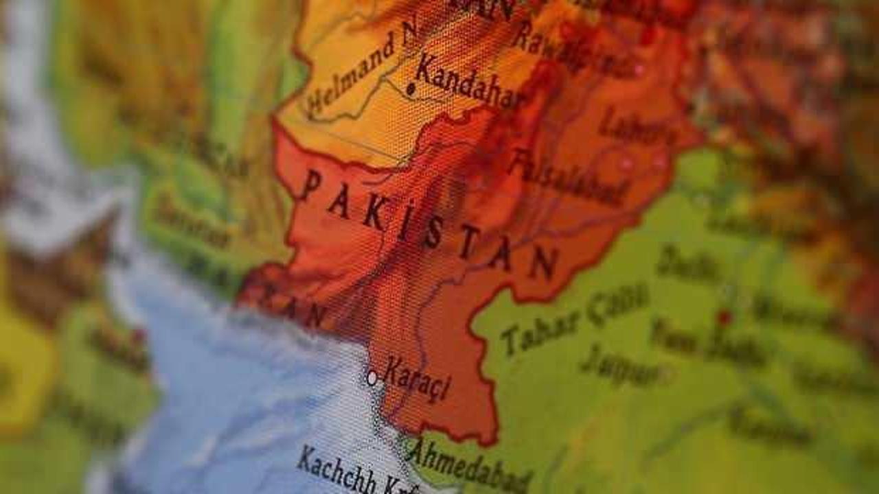 Pakistan'da bina çöktü: 8 ölü, 32 yaralı