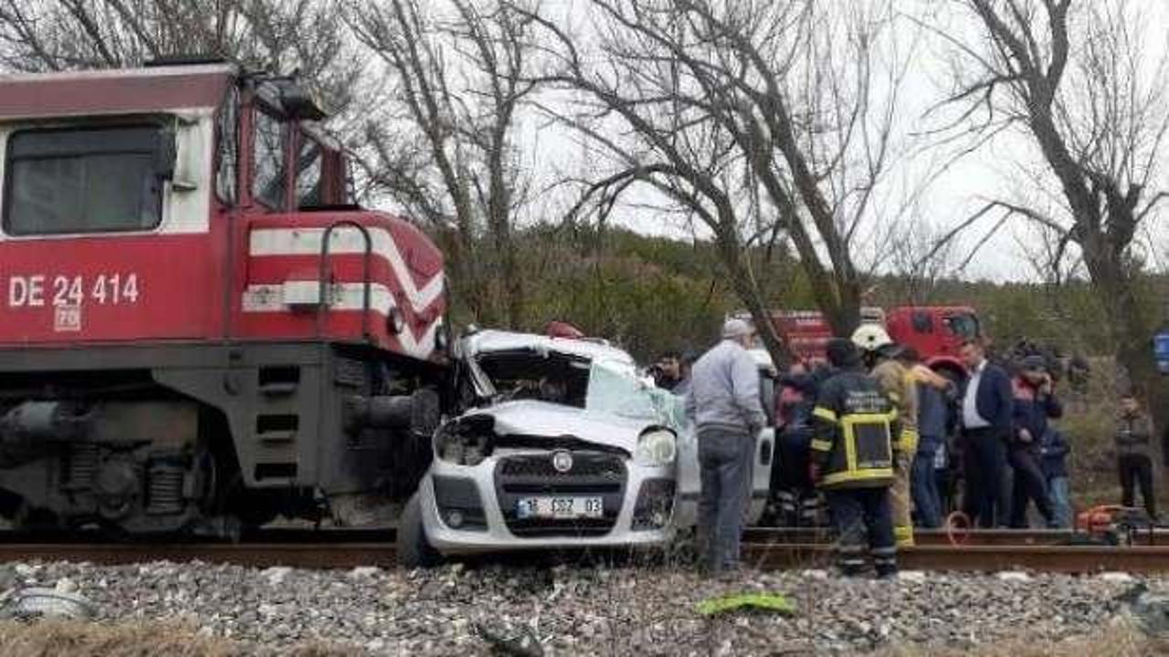 Tren hemzemin geçitte hafif ticari araca çarptı: 2 ölü, 2 yaralı