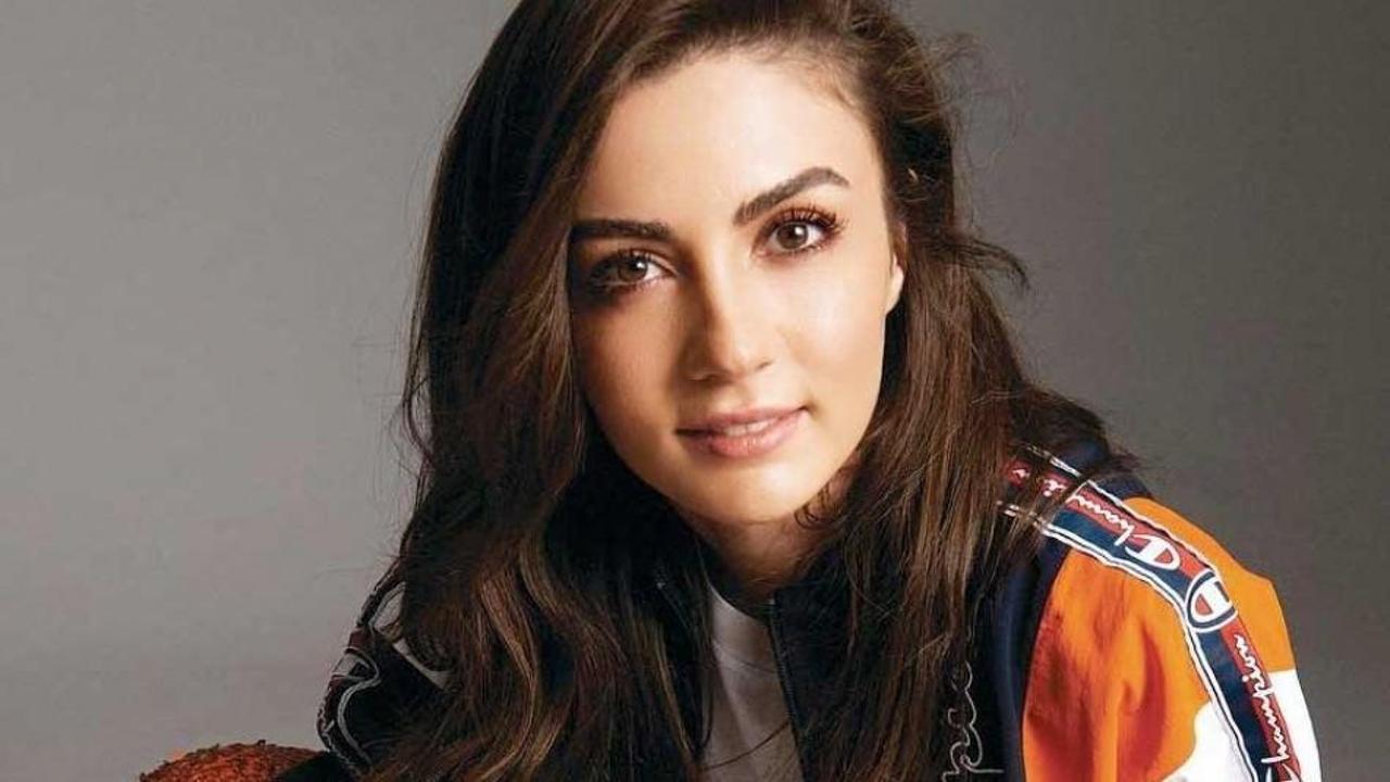 Burcu Özberk ve Gamze Erçel'den korona selamı!