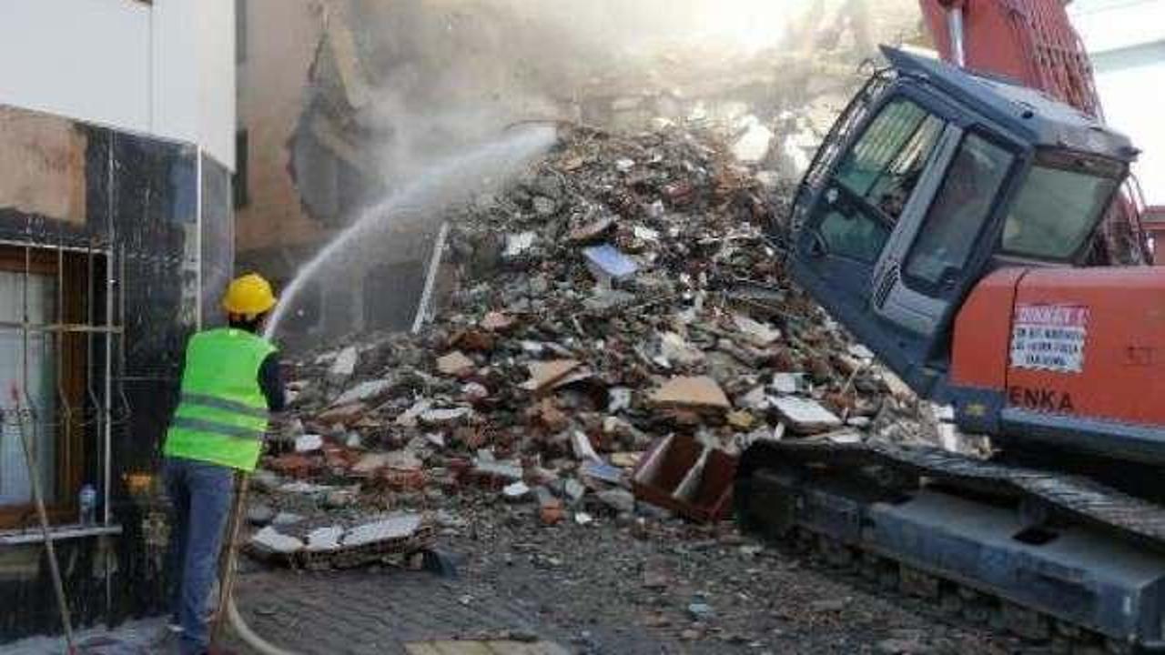 Esenler'de 7 katlı riskli bina yıkıldı