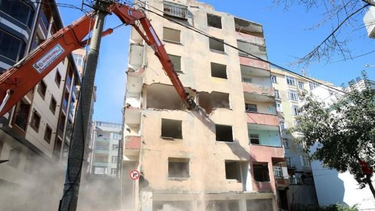 Esenler'de riskli bina yıkıldı