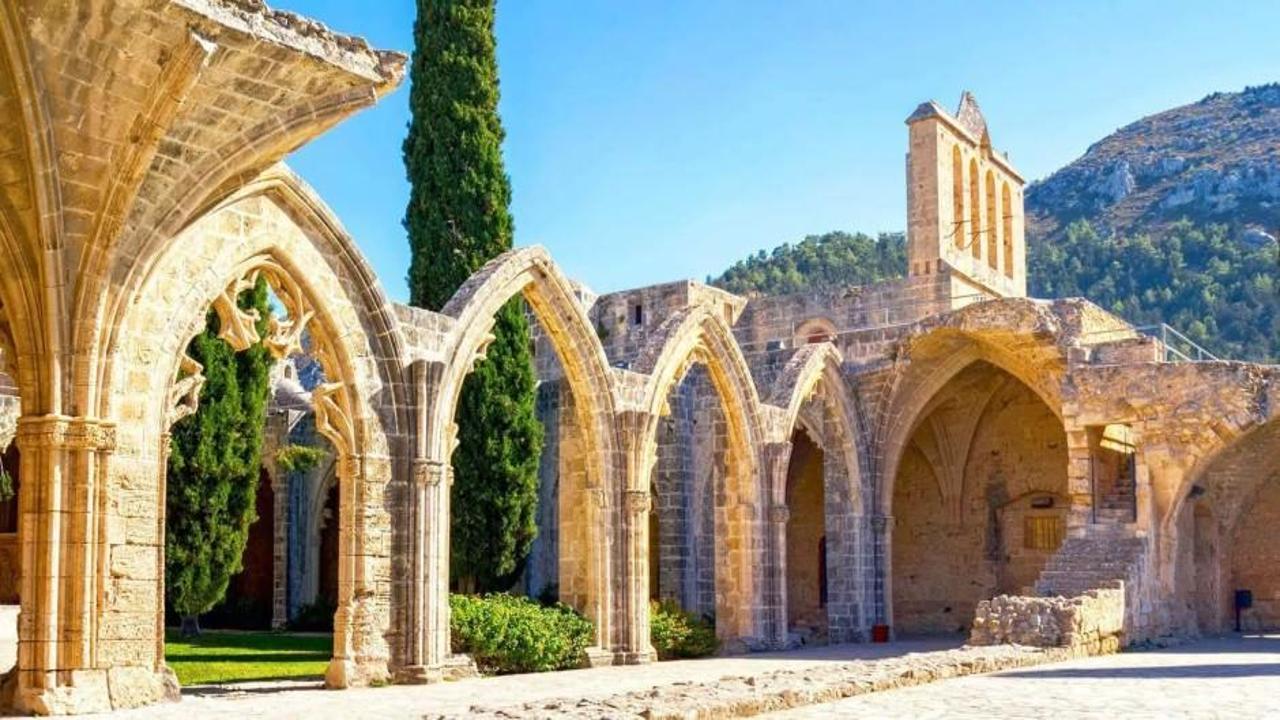 Girne'de gotik mimarinin en güzel örneği: Bellapais Manastırı