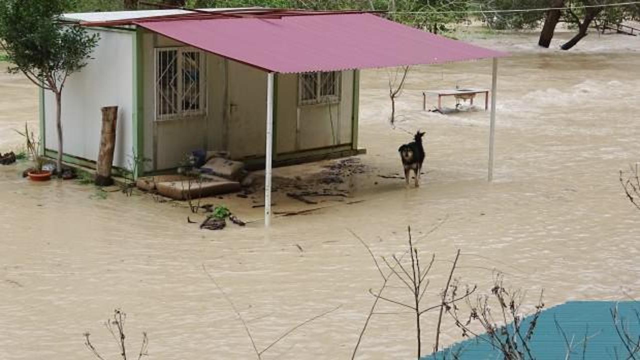 Mersin'de sel suları mahalle yolunu kapattı
