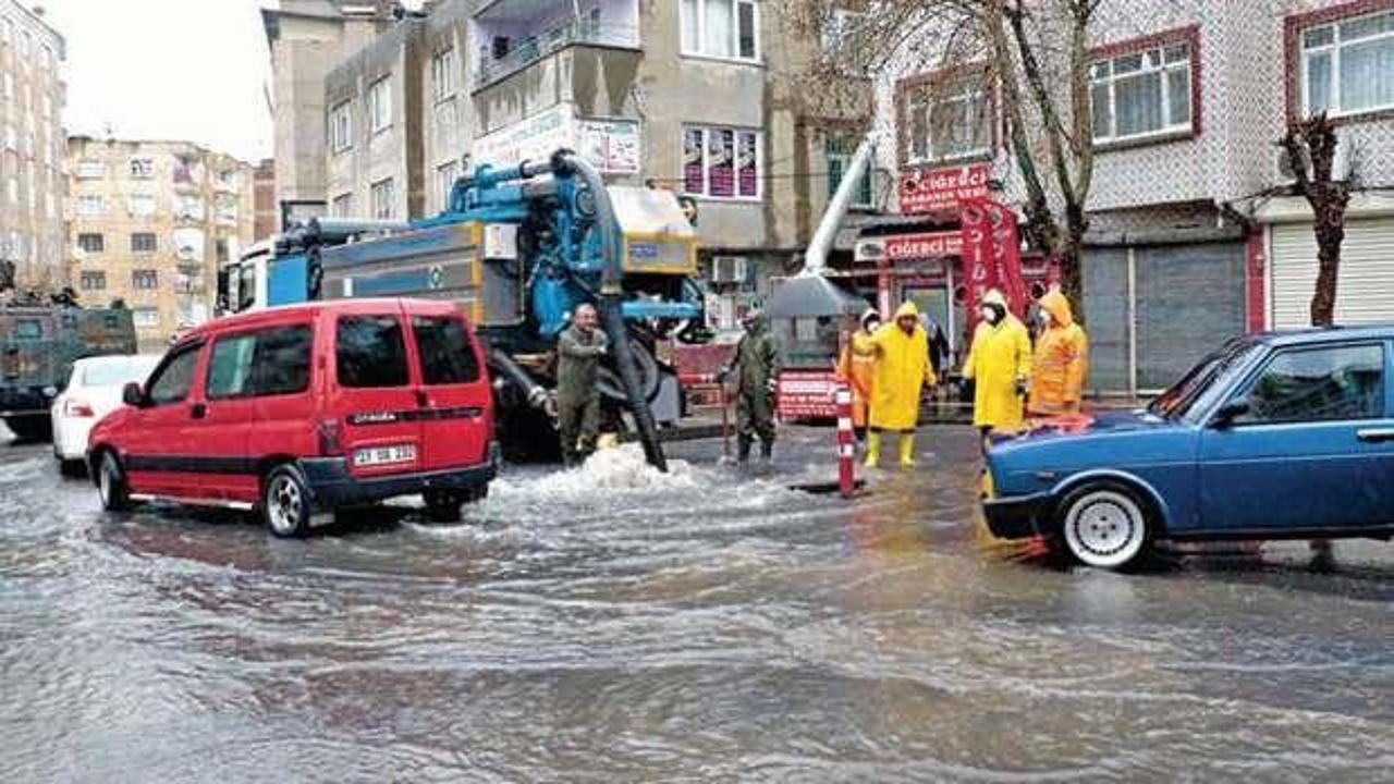 İstanbul'da sel ve dolu! Yollar göle döndü
