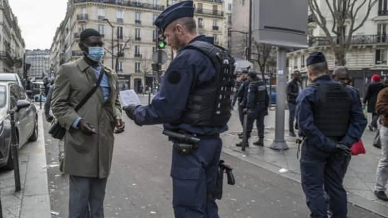 Fransa'da izinsiz sokağa çıkan gençler gözaltına alındı