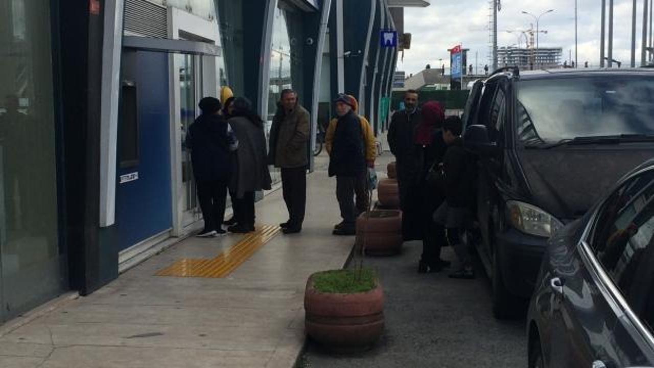 İstanbul'da koronavirüs kuyruğu! Tek tek içeri girdiler