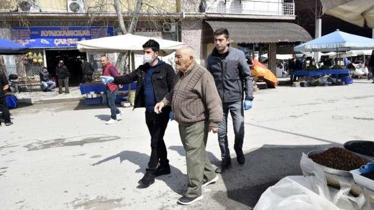 86 yaşındaki dede Salı Pazarında ekiplere yakalandı